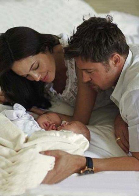 Tm dnya basnn peinden koturan Angelina Jolie ve Brad Pitt iftinin biyolojik kzlar Shiloh'un fotoraf iin 4.1 milyon dolar denmiti". Angelina Jolie ve Brad Pitt merakla beklenen ikizlerinin ilk fotoraflarn ise 14 milyon dolara satt...