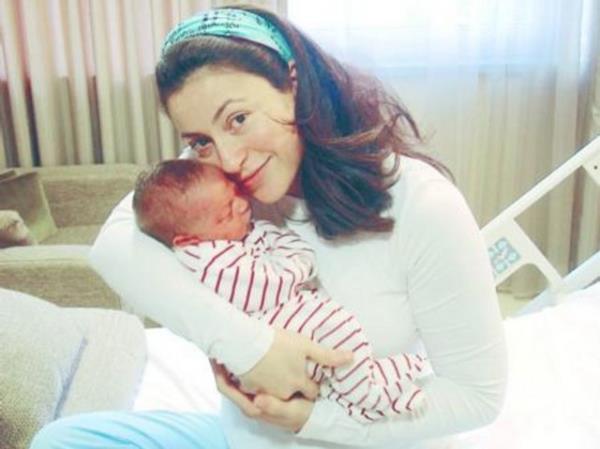 Binbir Gece Dizisi'nin Fsun'u Yonca Cevher zden in 3.5 kilo arlnda bir olu oldu. Cevher, olumu kucama aldm an lmden korkmaya balaym diyerek mutluluunu dile getirdi...