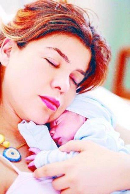 Her yapt olay olan sanat Glben Ergen, ilk ocuu Atlas' 2007 ylnda dnyaya getirdi. Ergen, oluyla birlikte ilk pozunu yakn arkada Nihat Odaba'na verdi.