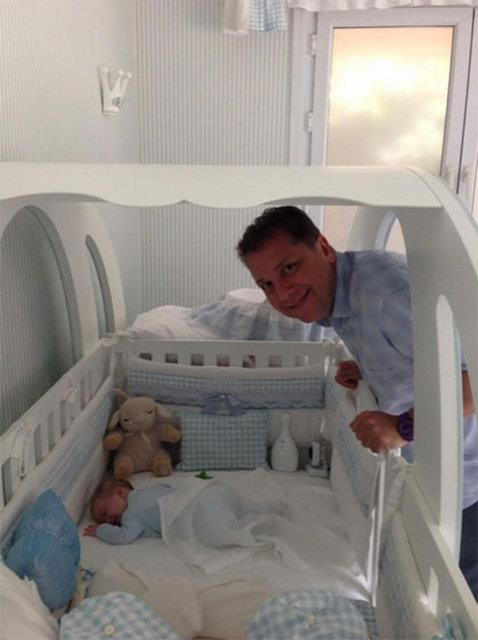 lk kez babasnn kucanda grntlenen kk Aaolu'nun fotoraflarn bu kez annesi Petek Ertre Twitter sayfasnda yaynlad. Petek Ertre fotorafn altna "40' knca resim paylaacam demitim. Ege Bey'i merak edenler :) Buyrun... Maallah" notunu dt.