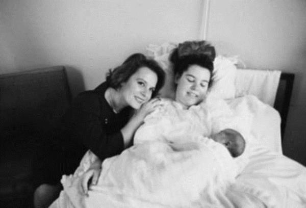 Trk sinemasnn baarl ismi Hlya Koyiit'in kz Glah Alkolar, Nesliah adn verdii bir kz bebek dnyaya getirdi. Doumdan sonra bebei kucanda poz veren Glah, "Mutlaka yaanmas gereken bir mutluluk" diyerek duygularn dile getirdi.