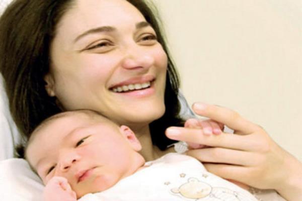 nl oyuncu Baak Kklkaya ve olu Ali El Bebek Gl Bebek Dernei, Abbott Trkiye, doum fotorafs Handan Hachalilolu ve Park Hyatt stanbul-Maka Palas'n destekleriyle Park Hyatt'da bir fotoraf sergisi at. Prematre bebekler yararna dzenlenen sergiye prematre anneler zlem Yldz, Ceyda Dvenci ve Zeynep Toku?un yan sra iki hafta nce anne olan Baak Kklkaya da destek verdi. Kklkaya, olu Ali'nin aslnda normal zamannda doduunu ama bu zel projeye destek iin fotoraf verdiklerini syledi.