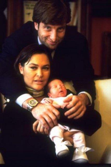 Avar kz, doumdan sonra evinde dzenledii basn toplants ile gazetecilerin karsna kt.