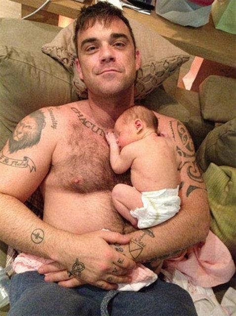 nl arkc Robbie Williams ve Trk asll Amerikal ei Ayda'nn nceki gn dnyaya gelen kznn ilk fotoraf yaynland.
