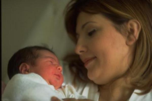 Ekranlarn deneyimli spikerlerinden ebnem Sunar Kk, kz ile birlikte...