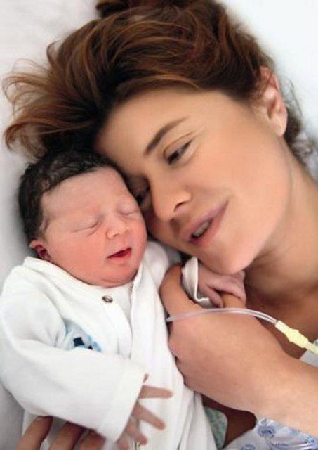 ebnem zinal, doumdan hemen sonra kz Aye ile objektif karsna geti. Aye'nin, babas efik ztek?in neredeyse kopyas olduu da bu ekimde ortaya kt.