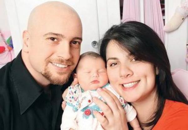 Aelya Akoyun mutluluunu "te imdi dodum" szleriyle dile getirdi.