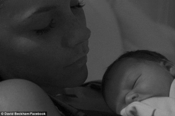 Victoria ve David Beckham ifti kzlarnn ilk fotorafn sosyal paylam sitelerinden paylat.