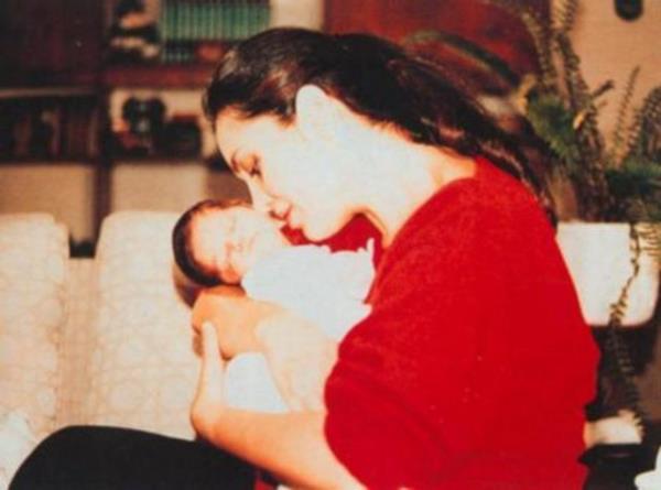 Yeilam'n Sultan'I Trkan oray'n Cihan nal ile olan evliliinden bir kz dnyaya geldi. Anne - kz birlikte ilk fotoraf Yamur, henz bir aylkken ekildi.