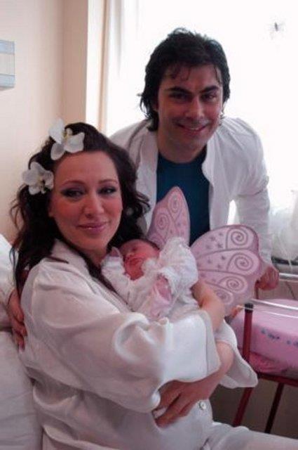 Sanat Mziinin gl yorumcularndan Umut Akyrek'in Oktay Erturul ile olan evliliinden bir kz oldu. ift ilk pozlarn, kzlarna melek kanatlar takarak verdi.