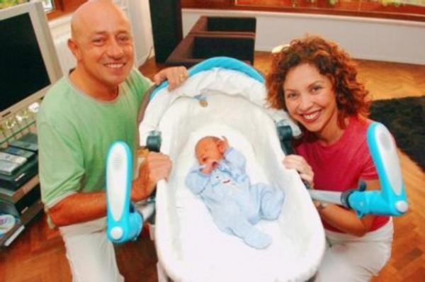 Ahmet Erolu ile olan evliliini 2010 ylnn Mart aynda noktalayan tiyatro sanats nci Trkay, 2005 ylnda bir erkek ocuu dnyaya getirdi...