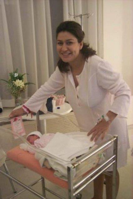 clal Aydn'n Kemal Babu ile olan evliliinden bir kz oldu. Taksim Alman Hastanesi'nde sezaryenle doum yapan Aydn, 2 kilo 950 gram arlndaki kzna Zeynep Lal ismini verdi.