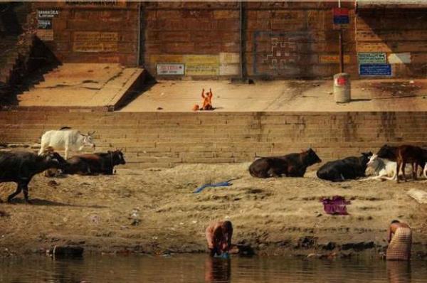 Hindular, Ganj Nehri kysnda bulunan ve ghat olarak bilinen beton basamaklarda ykanarak gnahlarndan arnmak ya da kaybettikleri yaknlarnn bedenlerinin nehir kysnda yaklmas iin bu ehre akn ediyorlar.