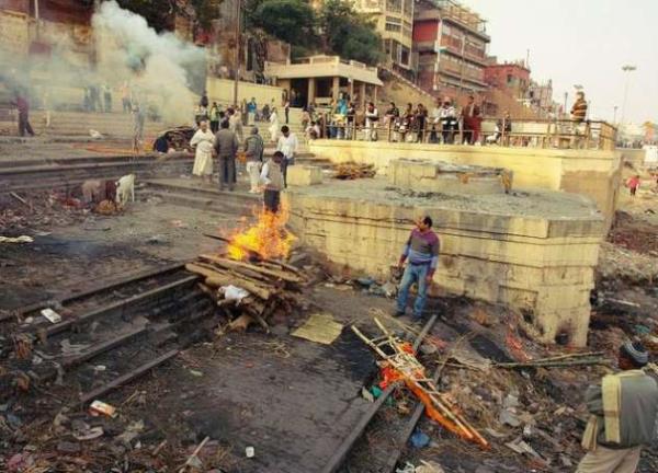 Baz zel durumlarda yaklmayan cenazeler de yine Ganj'n sularna braklyor.