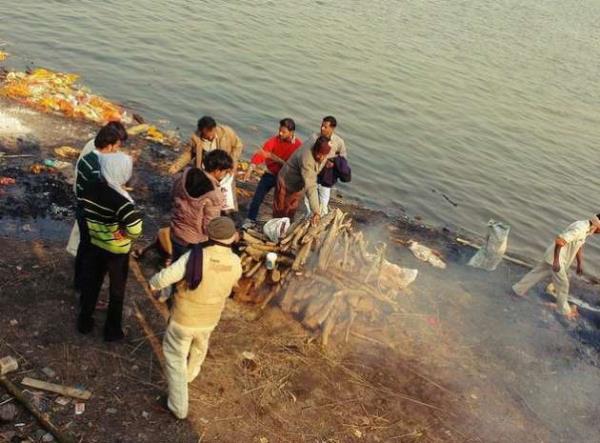 Ghatlarn pek ou ykanma ilemi iin kullanlyor, zellikle sabah saatlerinde pek ok Hindu bu basamaklarda Ganj'a kavuuyor. Geri kalan az sayda ghat ise yakm ilemi iin ayrlm.