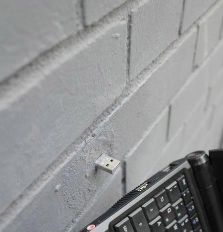 Yolda yrrken, duvardan uzanm bir USB`nin iinde neler olduu olduka ilgi ekici ve merak uyandrc.