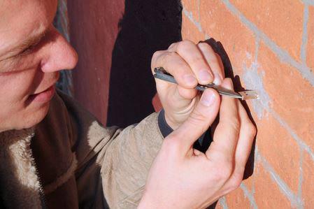 Bu olayn bir amac var tabii. Aram Bartholl`un "Dead Drops" adndaki sanat projesi iin yaplm bir fikir.