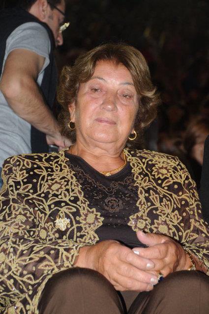 Annesine Tarabya'dan bir daire ve Antalya-Lara'da baheli villa hediye etti.