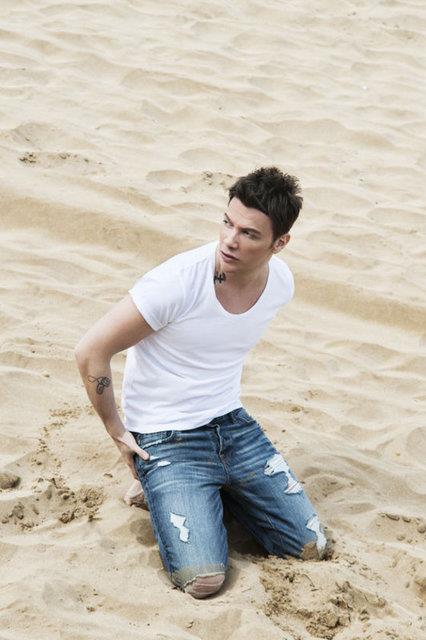 Aranjr ve arkc Sinan Akl, kazancn gzellik ve bakm sektrne yatrmaya karar verdi. Akl, &#8216;Makas&#8217; adl gzellik merkezinin ubelerini satn ald.<br>  Bebek ve T Maslak&#8217;taki ubelerini satn alan nl mzisyen artk patron oldu. u sralar dekorasyon almalaryla ilgilenen Sinan Akl&#8217;a sevgilisi Ebru all da yardmc oluyor.