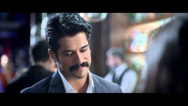 nl oyuncu 2013 ylnda da bir ampuan reklamnda oynam, 1 milyon TL kazanmt. ziivit yaklak 1.5 ay nce de bir kola markasnn 2 milyon TL'ye yz olmutu. Burak zivit bylece 1.5 yl iinde yalnzca reklamlardan 4.5 milyon TL kazanm oldu.