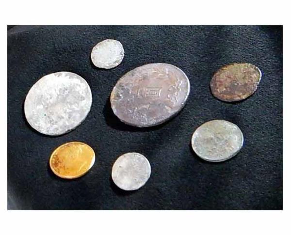 1890 ylnda Pasifik Okyanusu'nda 550 denizcisiyle batan Erturul Firkateyninde yaplan kaz ve kurtarma almalarnda geminin kasasndan savrulan, Japon, ngiliz ve Hong Kong'a ait altn, gm ve bronz paralar bulundu.