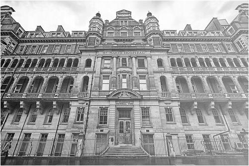 LK ANTBYOTK<br>    1928 ylnda, Londra'nn St. Mary's Hastanesi'nde almalarn srdren Prof, AIexander Fleming, tp tarihinde devrim yaratan ilk antibiyotii, yani "penisilin"i bir rastlant sonucu buldu. Ancak Fleming, bu byk kefiyle elde ettii maddenin uzun sre kalc olmasn baaramad. Penisilinin mikrop ldrc zellikleri, birka gn iinde ortadan kayboluyordu. 1940 ylnda Oxford niversitesi'nde almalarn srdren iki bilim adam, Avusturya asll Howard Florey ve Alman asll Ernst Chain, penisilinin zelliklerinin kalc olmasn saladlar. 1945 ylnda, Fleming, Florey ve Chain, Nobel Tp dl'n paylatlar.