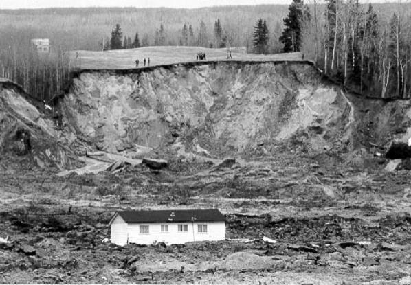 1971'de yamurun toprak kaymalarna etkisini incelemek isteyen Japon bilim adamlar, bir tepeyi yangn hortumlaryla bolca suladlar. Bu kontrlsz deney yznden tepenin kmesi sonucu meydana gelen heyelanda, drt bilim adamyla 11 izleyici hayatn kaybetti...