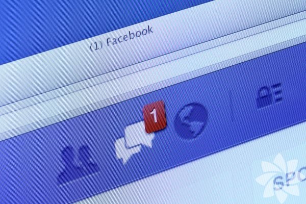 3. Unutmay tercih edeceiniz insanlarla temasta olmanza sebep olabilir.  <br>    Facebook takipilii, gemi ilikileri atlatabilmeyi daha zor bir hale getirdi. Benim kadar acnas durumda m? Bakasyla m kmaya balad? Bu sorularn yantlanmam kalmalar ok daha iyidir. nceki partnerlerinin profillerini ziyaret eden Facebook kullanclarnn ayrlk sonras duygusal iyilemelerinin sekteye urad ve yksek oranda sknt ektikleri grlyor. Gnlk hayatnzda eski partnerinize rastlasanz bile, online gzetimin, offline temastan nemli lde kt olduunu bilmelisiniz.