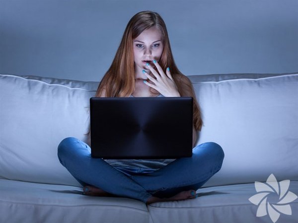 2. Arkadalarnzn baarlarn kskanmanza sebep olabilir.  <br>    Facebook size arkadalarnzn mutluluklarn paylamadnz hissettirmekle kalmaz, ayn zamanda da mutlu hayatlarn kskanmanza yol aabilir. Bu da insanlar Facebook zerinden pasif bir ekilde takip etmenin psikolojik etkilerinden bir dieri.