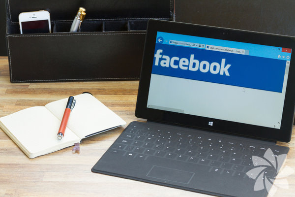 6. Bamllk yapabilir.<br>      Toplumda en yaygn olan bamllk yapc maddelerin sigara, alkol ve kahve olduunu mu dnyorsunuz? Tekrar dnn. nternet bamllnn resmi bir tehis olarak kabul grmesinden beri, Facebook bamll hem popler medyann hem de deneysel dergilerin dikkatini ekti. Bu bamlln ciddiyetini kefetmek adna yaplan almalar kapsamnda katlmclara hafta boyunca o anda en ok istedikleri eyin ne olduunu soran mesajlar atld. Sonu: Sosyal medya kullanm, sigara ve alkol dize getirdi.