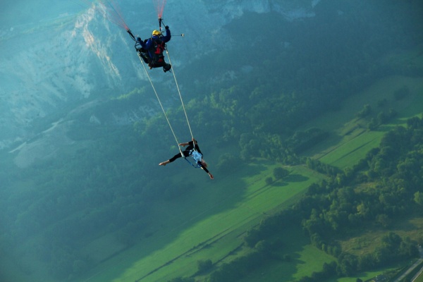 25) Trapeze paragliding.