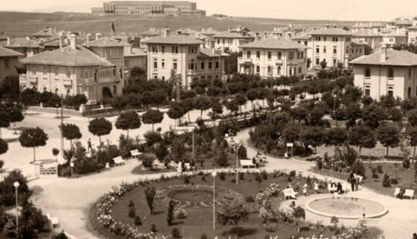Geen zaman iinde yabanc devletler birer ikier Ankara'ya tanmaya baladlar. 1928 ylna gelindiinde talya, Almanya , ve son olarak ngiltere'de yeni bakent kararna direnmekten vazgeerek, bykelilik binalarn Ankara'ya naklettiler.