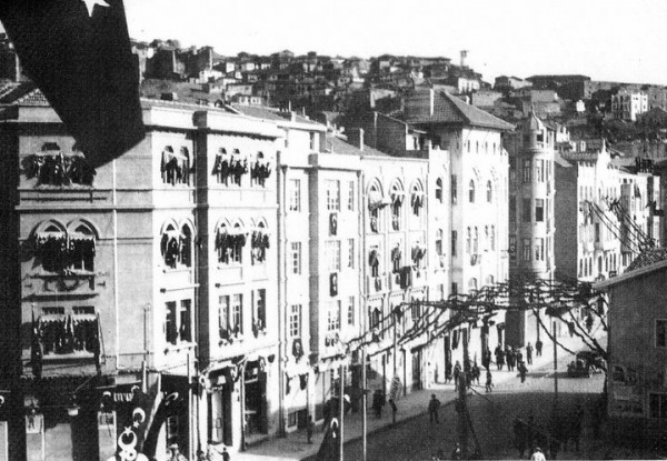 Hatta ngiltere Dileri Bakan Lord Curzon, "Majesteleri Hkmeti, her halkarda Ankara'ya bir Bykeli gndermemeye kararldr." Diyor ve stanbul'daki ngiliz Yksek Komiser Vekili Mr.Henderson da "Ben bugnk Trkiye Byk Millet Meclisi'nin iki yllk mr olacan ve Ankara'nn da iki yl bakent kalacan sanyorum.stanbul'un ekim gc byktr, ama Trk hkmetini tekrar boaz kysna ekebilmek iin iki yldan fazla zaman geebilir" diyerek eli gnderilmemesini istiyordu.