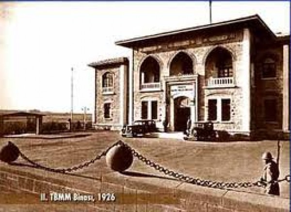 Bu durumu, dnemin ngiliz Bykelisi Sir George Clerk, Londra'ya gnderdii raporla yle aklyor:"Ankara artk kesinlikle Trkiye'nin bakentidir ve kardiplomatik gitgide buraya temelli olarak yerlemektedir,kametgahlarn elektirik, yol, su, gaz gibi maddi artlar artk stanbul'daki kadar iyidir,hatta daha da iyidir...." Diyerek son durumu zetliyordu.