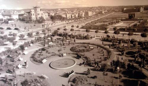 Daha ilgi ekici olansa zellikle Avrupa Devletleri'nin karara kar tutumlaryd. Devletler hukukuna gre eliler atandklar lkenin bakentinde oturmak zorundaydlar. Fakat stanbul'dan ayrlmak istemeyen ban ngiltere'nin ektii devletler, Ankara'nn bakent oluunu bir trl kabullenemiyorlard.