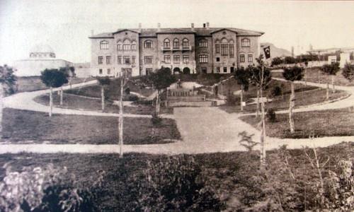 Bu karar, lke iinde ve dnda byk yanklara sebep oldu. Bir ksm aydn ve muhalif devlet adamlar ile gazeteciler karara tepki gstererek eletirilerde bulundular. Basnda aylarca bu konu tartld ve yazlar kaleme alnd.