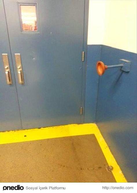 13. Hem kap duvara vurmuyor hem kapy tutuyor daha nolsun