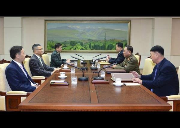 Kuzey ve Gney Koreli yetkililer, sz konusu masannn iki yanna oturarak gryor.