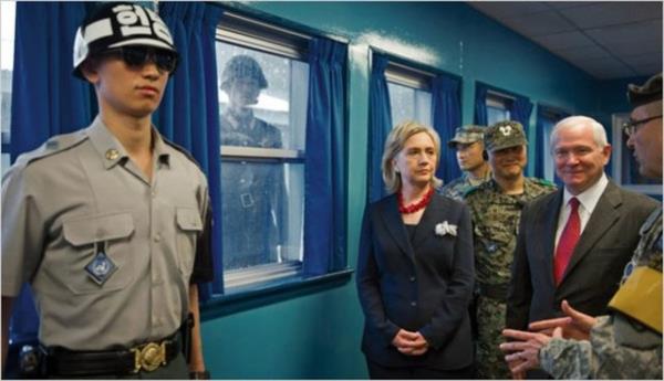 Hatta snr, bina iindeki mzakere masasnn tam ortasndan geiyor.