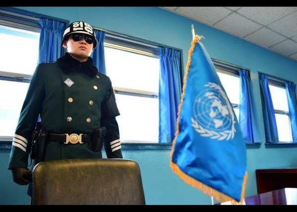 Masadaki snr ihlallerini nlemek iin her iki uta da silahl iki asker nbet bekliyor