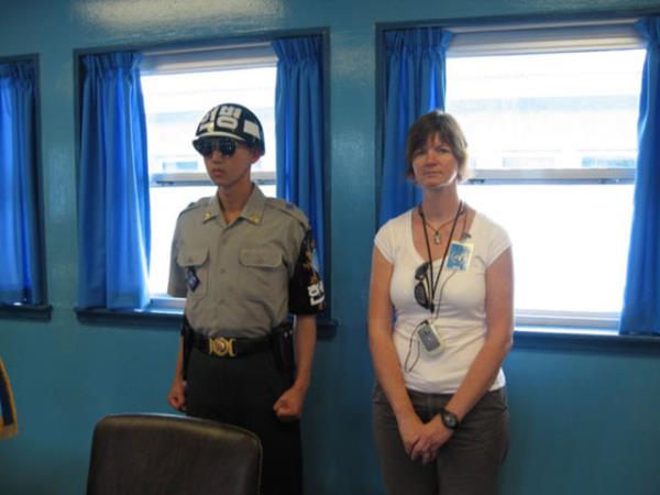 Panmunjom'a hatta snr barndran binaya turistlerin girmesine izin veriliyor. Ancak 'snr masasn' bekleyen askerlere dokunmak kesinlikle yasak.