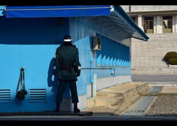 Blgede Kuzey Kore askerleri (stte solda) ve Gney Kore askerleri de srekli yz yze bakyor.