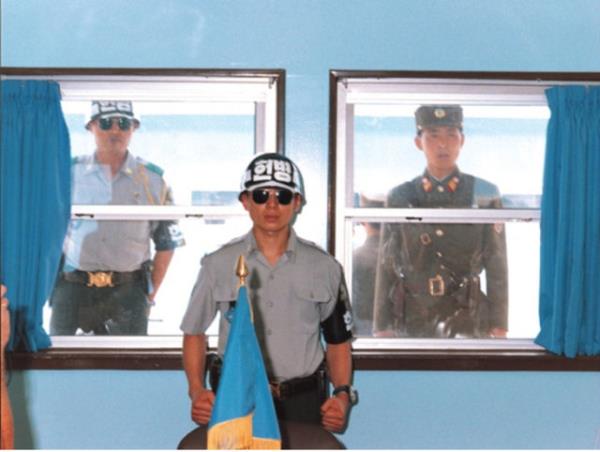 Sokakta yer alan Birlemi Milletler Askeri Atekes Komisyonu Konferans Binas da blnm durumda.