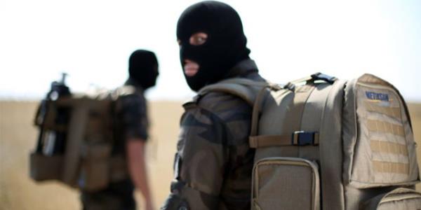 Radarn 2 kii tarafndan rahatlkla tanabildiine dikkati eken Alparslan, yle devam etti: "ok rahat kullanlan bir arayz var. Dizst bilgisayarla kontrol ediliyor. Uzman bir operatr olmanza gerek yok. Tabletten, akll telefondan da kullanlabiliyor. Bunlarn dnda, en nemli fark yarattmz yerlerden birisi, insan ve hayvanlar ayrt edecek algoritmalar ieriyor. rn tamamen milli olarak gelitirildi. zgn bir yaps var. Bu sayede deiik kullanm ihtiyalarna gre uyarlanabilir. Bunun tesinde retiminde da bamllk sfr."