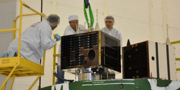 RASAT UYDUSU<br>      Rasat frlatld 17 Austos 2012 tarihinden bu yana grevini baarl bir ekilde srdryor. Yksek znrlkl optik grntleme sistemine ve Trk mhendislerce tasarlanp gelitirilen yeni modllere sahip olan RASAT, Trkiye&#8217;de tasarlanp retilen ilk yer gzlem uydusu. 10 milyon dolara mal oldu.