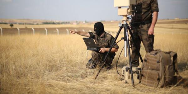 rn hakknda bilgi veren Genel Mdr Yardmcs Seluk Kerem Alparslan da radarnn konuland noktada tarama yaparak, gvenlik blgesi oluturduunu syledi. Radarn blgedeki hareketlenmeyi tespit edebildiini ifade eden Alparslan, "Radar, blgedeki hareketlenmeyi detayl inceleyerek takip edebiliyor. nsan ve hayvan tehisi dahil ok ciddi sonular sunan radar, karakol, kamp, ky, kritik tesisler, boru hatlar, enerji santralleri ve hava alanlar gibi tesislerin gvenliini salayacak bir sistem. Tasarm kompakt ve hafif olarak yapld. Taktik saha iin son derece uygun. Tanabilir olmasnn yan sra araca konfigrasyonu sz konusu. Bu ekilde aslnda tam gvenlii salayacak bir yap olduunu dnyoruz" diye konutu.