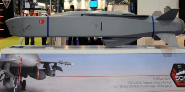 SOM FZES    <br>  Trk Silahl Kuvvetleri'nin yeni gzbebeklerinden SOM (Satha Atlan Orta Menzilli Mhimmat) yeni fze projeleri kapsamnda TSK'nn gz bebeklerinden biri. Karada, havada ve denizde her trl hedefi vurabilen fzenin menzili 250 km.