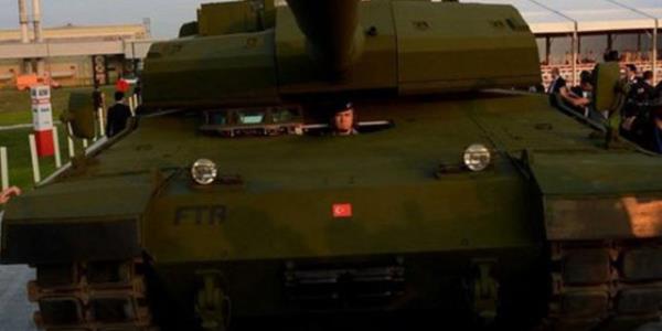 Altay tanknda tank komutan, nianc, src ve doldurucu olarak 4 mrettebat grev yapyor. AltayY&#8217;n zerinde ana silah olarak, birok farkl mhimmatlar atabilen 120 mm&#8217;lik 55 kalibre top bulunuyor. Ana silah ve yardmc silahlarn kontrol edilmesi iin Altay&#8217;a zel yeni nesil at kontrol sistemi almalar ise devam ediyor. Bu sistem sayesinde Altay hareket halindeki hedefleri bile ok yksek isabet oranyla vurabilecek.