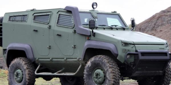 URAL<br>      Otokar firmasnn rettii bir dier zrhl personel tayc ise Otokal Ural. Tamam zrh sacndan retilmi personel kabini ile farkl tehditlere kar salad st seviye personel korumasna ilave olarak; geni i hacmi ve koltuk ara mesafeleri, ergonomik tam boy koltuklar, sspansiyonu ve snfndaki en byk lastik ebad sayesinde personel konforunu da en st seviyede tutuyor.