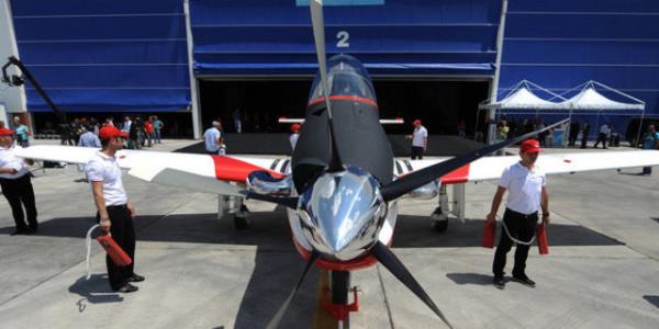 HRKU<br>    Trk mhendisler tarafndan retilen ikinci hava arac olan Hrku saatte 574 kilometre maksimum seyir hzna ulaabiliyor. Perdvites hz (ini konfigrasyonu) 143 km/sa olan Hrku'un maksimum trmanma hz ise deniz seviyesinde 22 m/s olarak belirtiliyor.